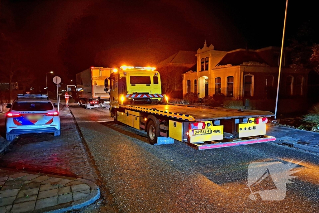 Taxi belandt in heg na botsing met vrachtwagen