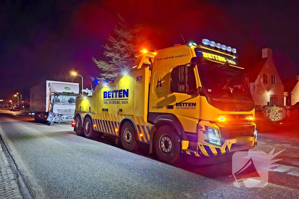 Taxi belandt in heg na botsing met vrachtwagen