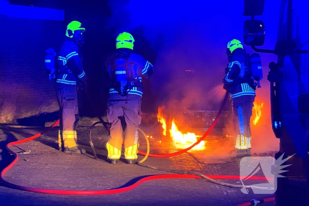 Auto verwoest door brand na knallen