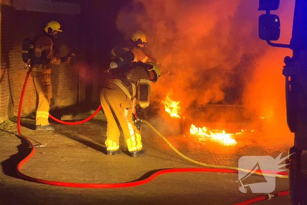 Auto verwoest door brand na knallen