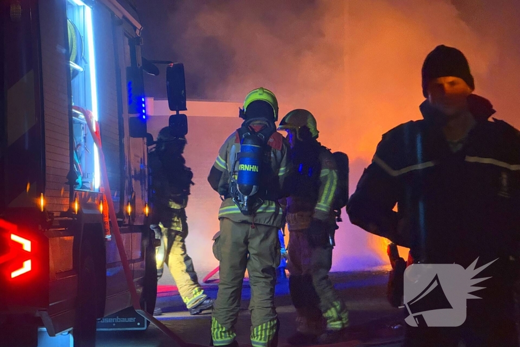 Auto verwoest door brand na knallen