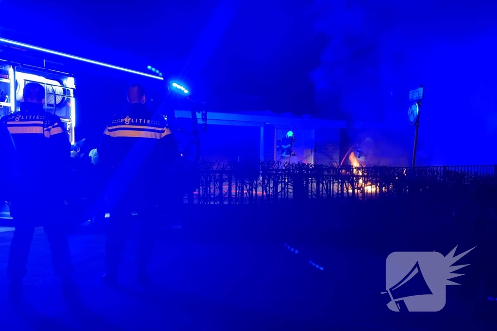 Auto verwoest door brand na knallen