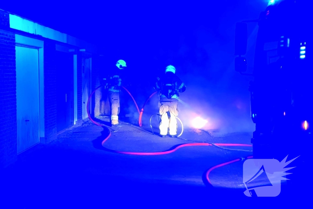 Auto verwoest door brand na knallen