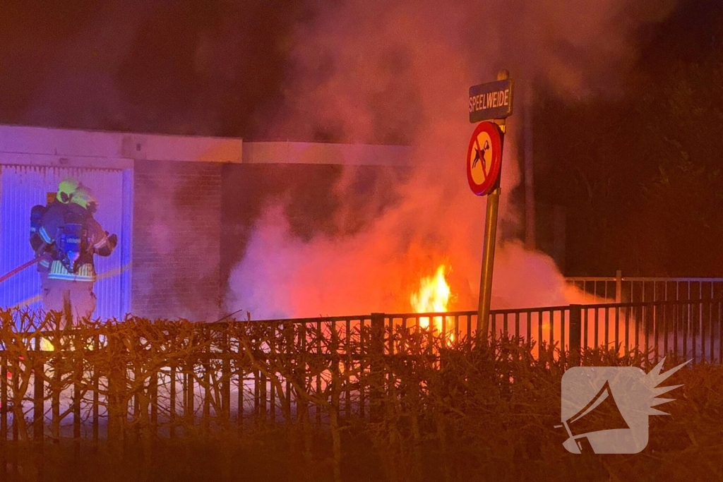 Auto verwoest door brand na knallen