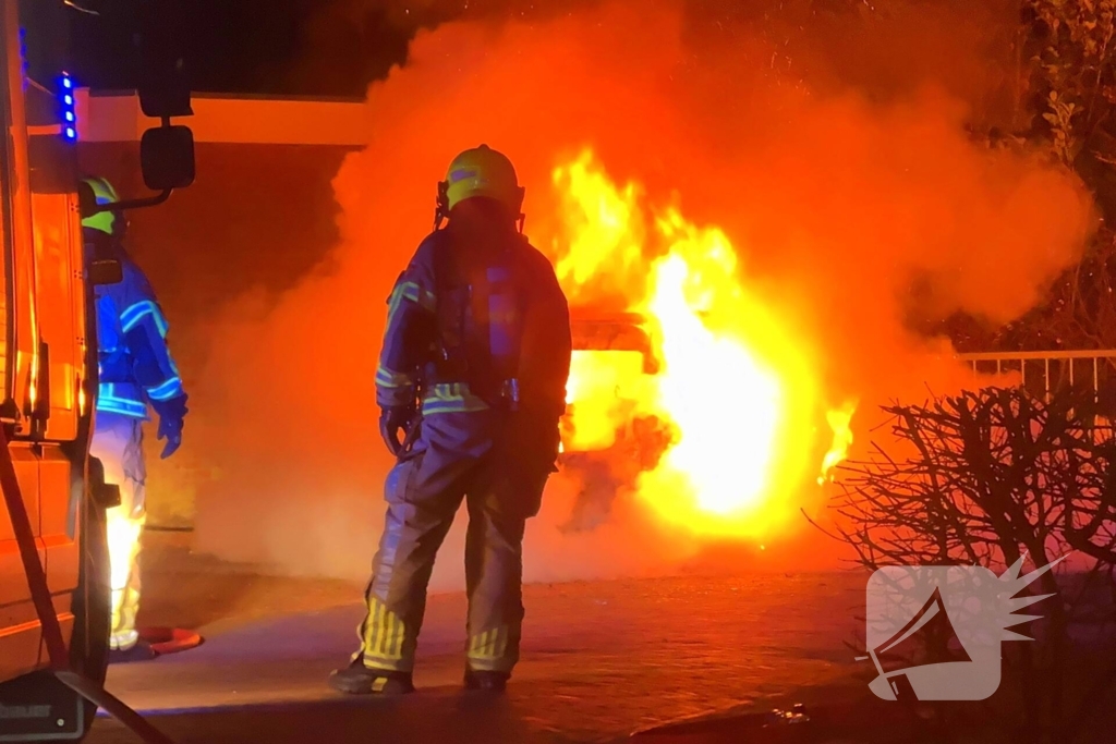 Auto verwoest door brand na knallen