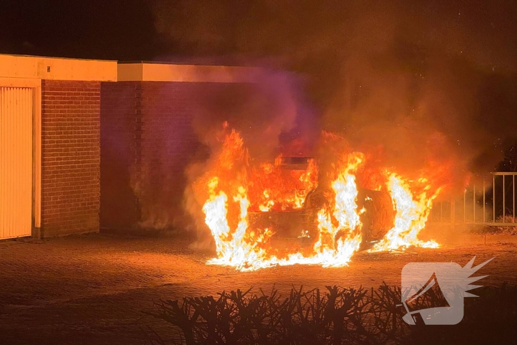 Auto verwoest door brand na knallen