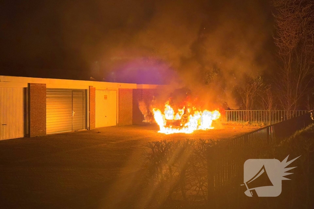 Auto verwoest door brand na knallen