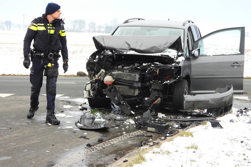 Auto's zwaar beschadigd na botsing op kruising