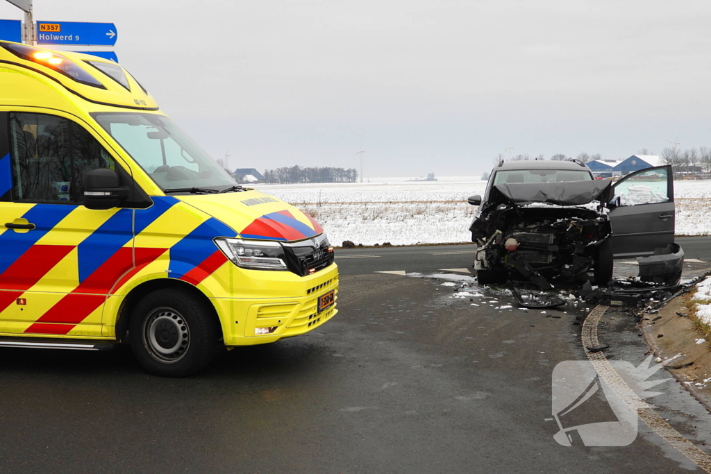 Auto's zwaar beschadigd na botsing op kruising