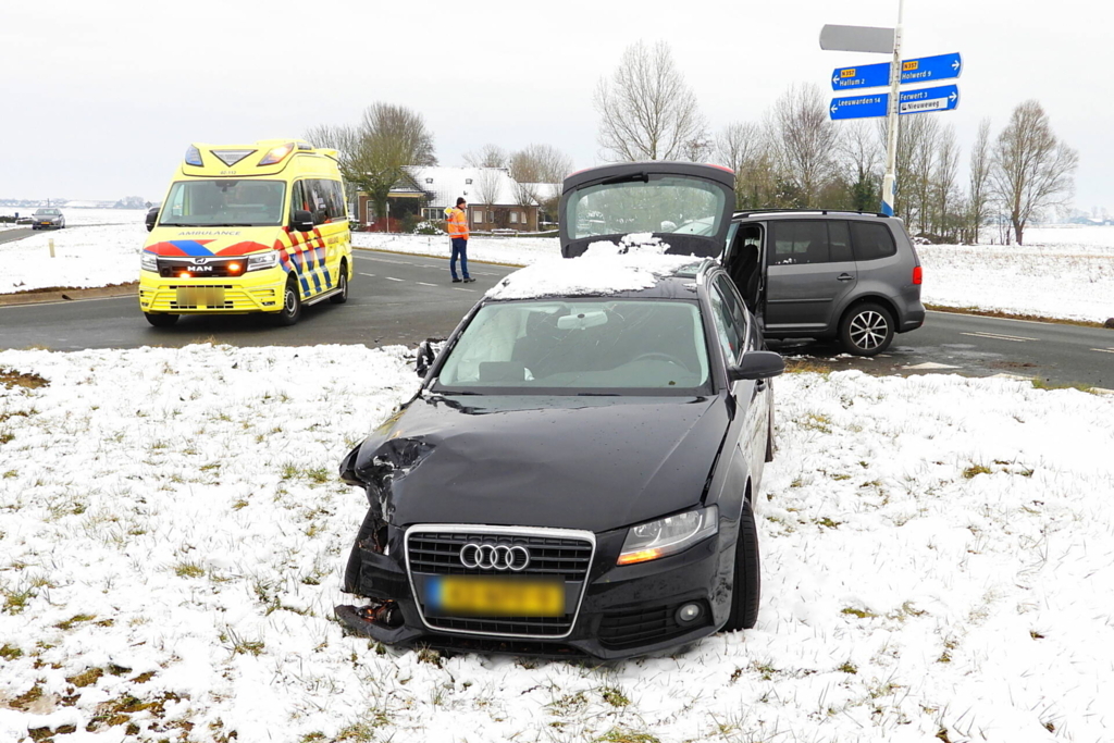 Auto's zwaar beschadigd na botsing op kruising