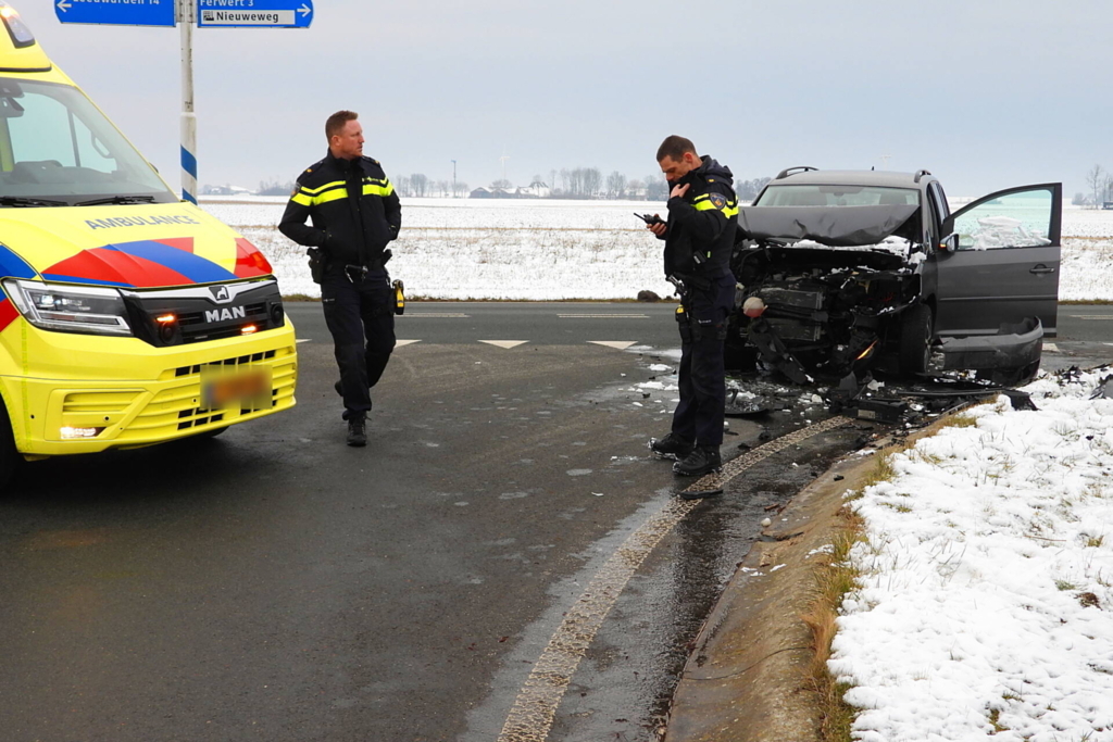 Auto's zwaar beschadigd na botsing op kruising