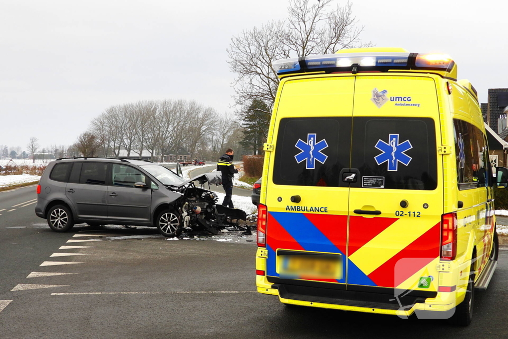Auto's zwaar beschadigd na botsing op kruising