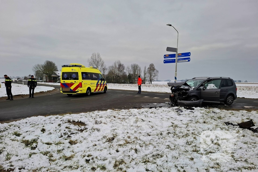 Auto's zwaar beschadigd na botsing op kruising