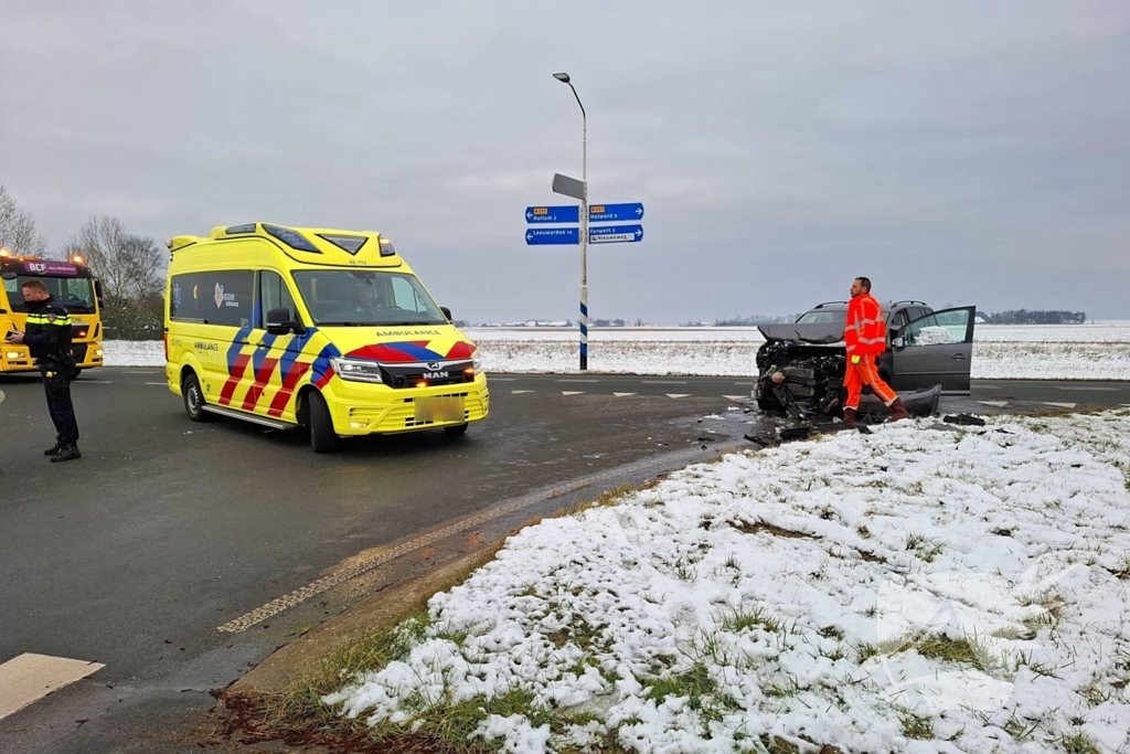 Auto's zwaar beschadigd na botsing op kruising