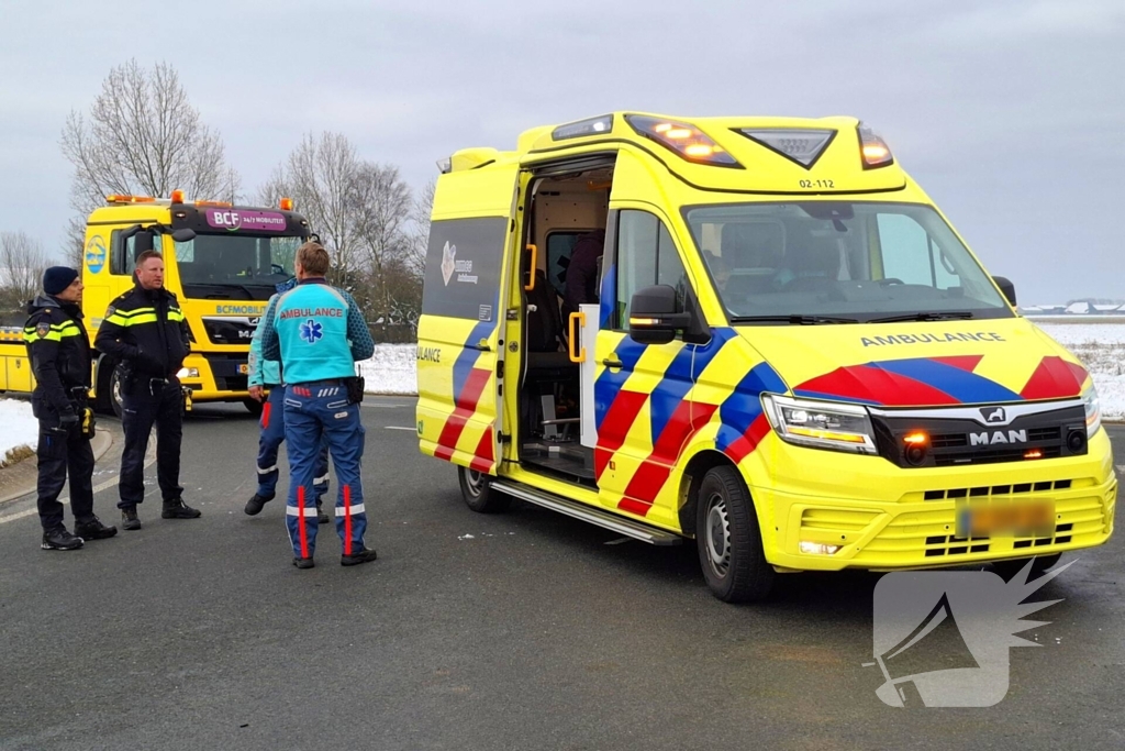 Auto's zwaar beschadigd na botsing op kruising