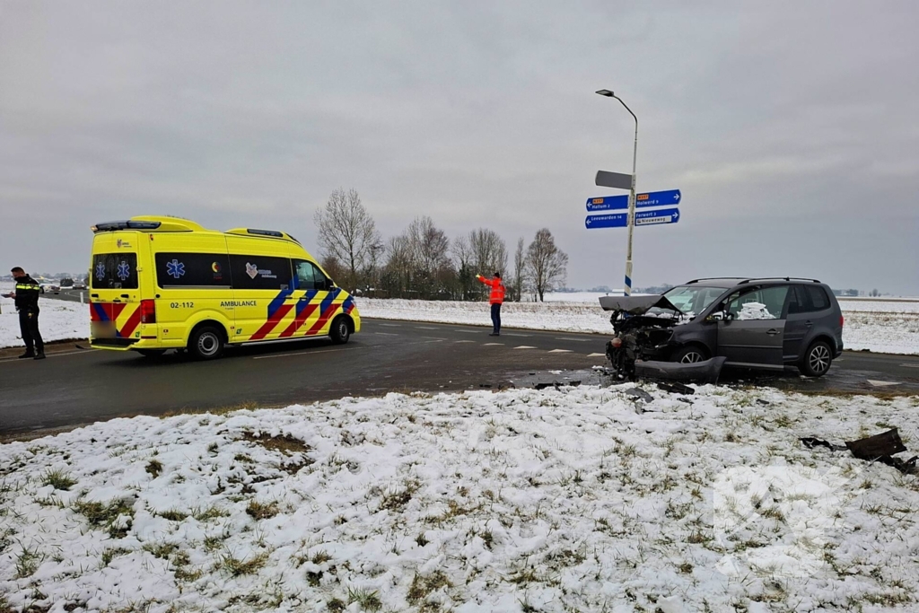Auto's zwaar beschadigd na botsing op kruising