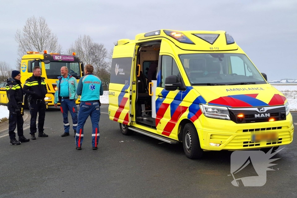 Auto's zwaar beschadigd na botsing op kruising