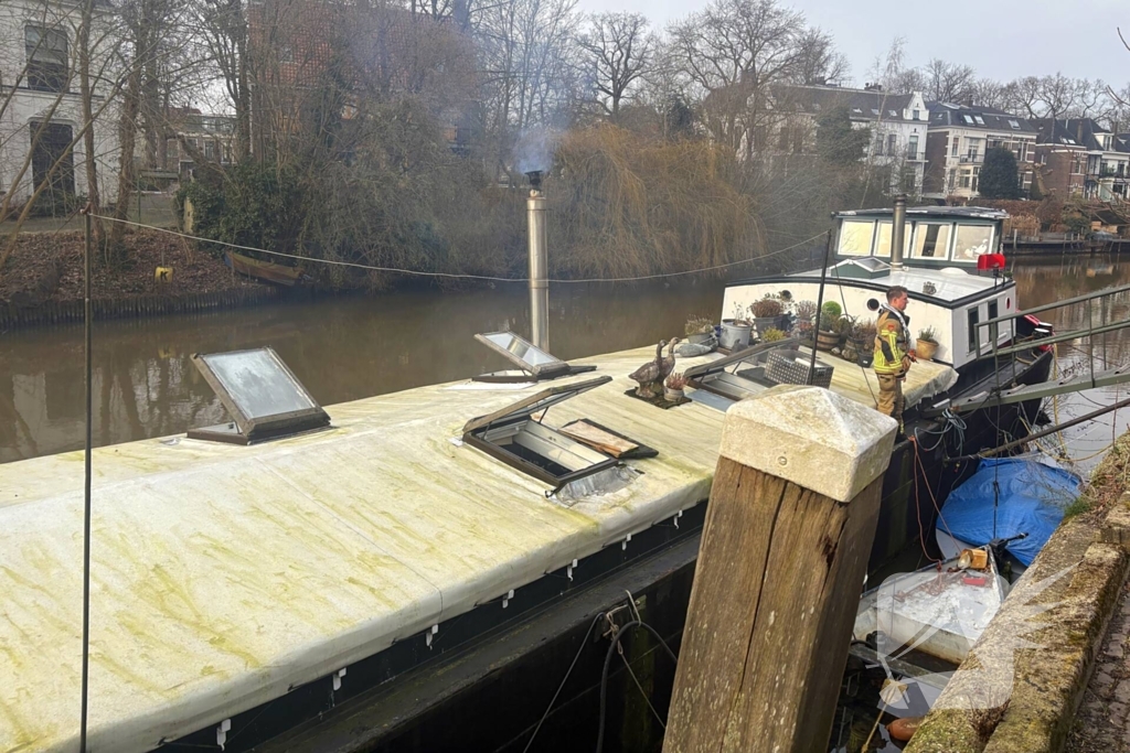 Brand in schoorsteen van woonboot