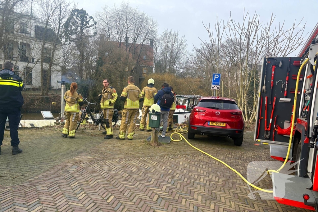 Brand in schoorsteen van woonboot
