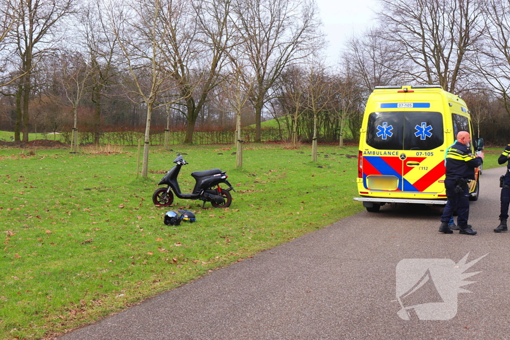 Jongedame zonder rijbewijs komt ten val met scooter