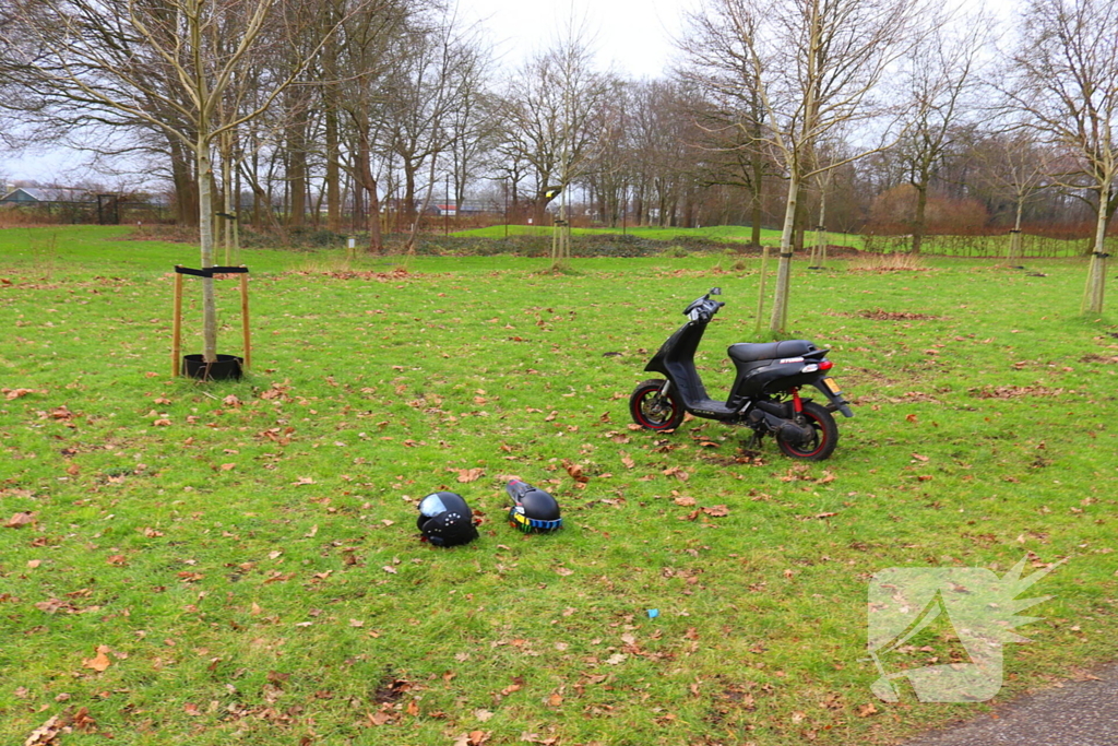 Jongedame zonder rijbewijs komt ten val met scooter