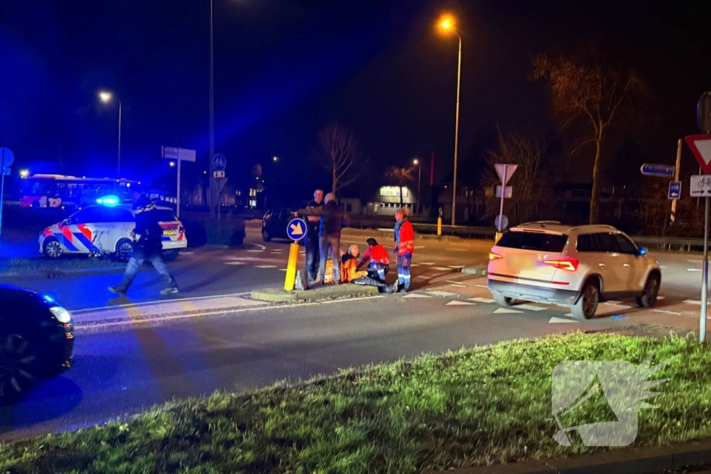 Maaltijdbezorger geschept door auto