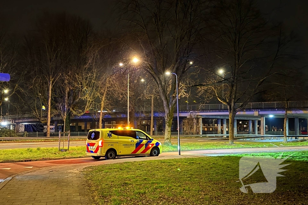Maaltijdbezorger geschept door auto