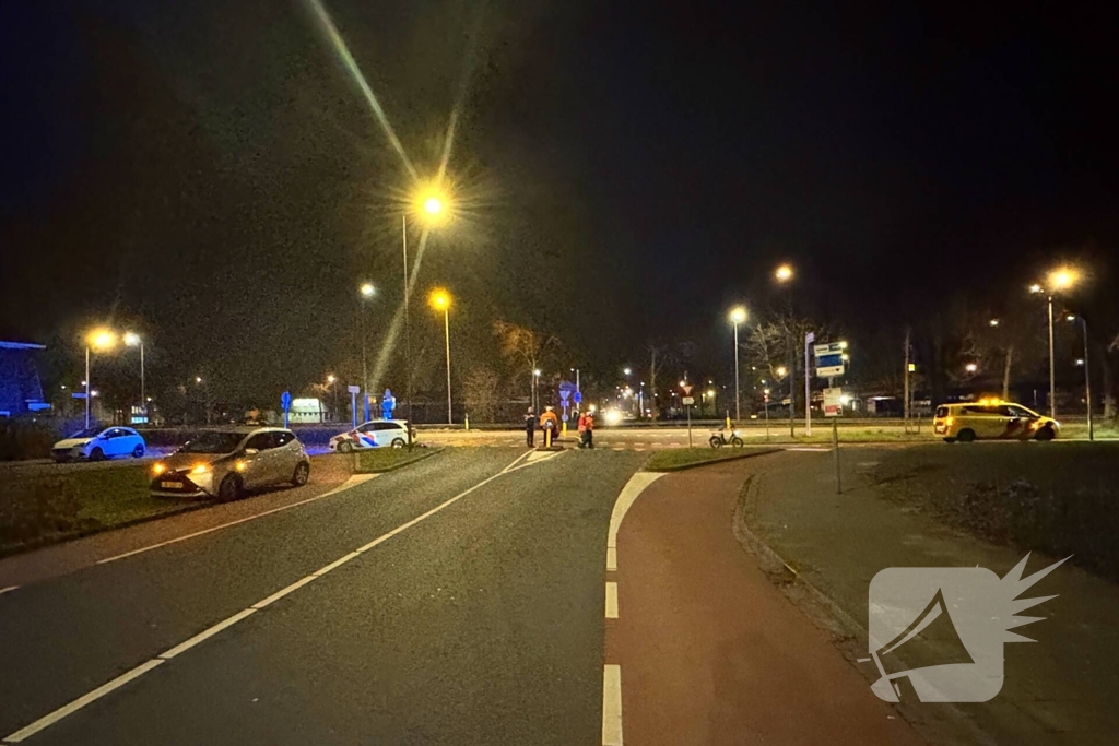 Maaltijdbezorger geschept door auto