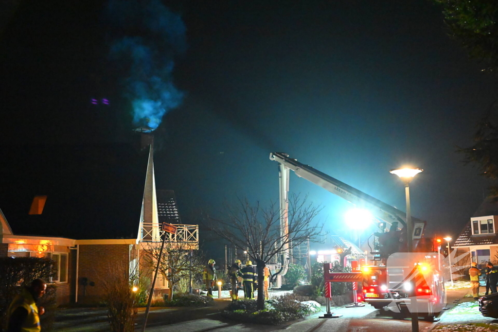 Hoogwerker gaat kapot bij schoorsteenbrand