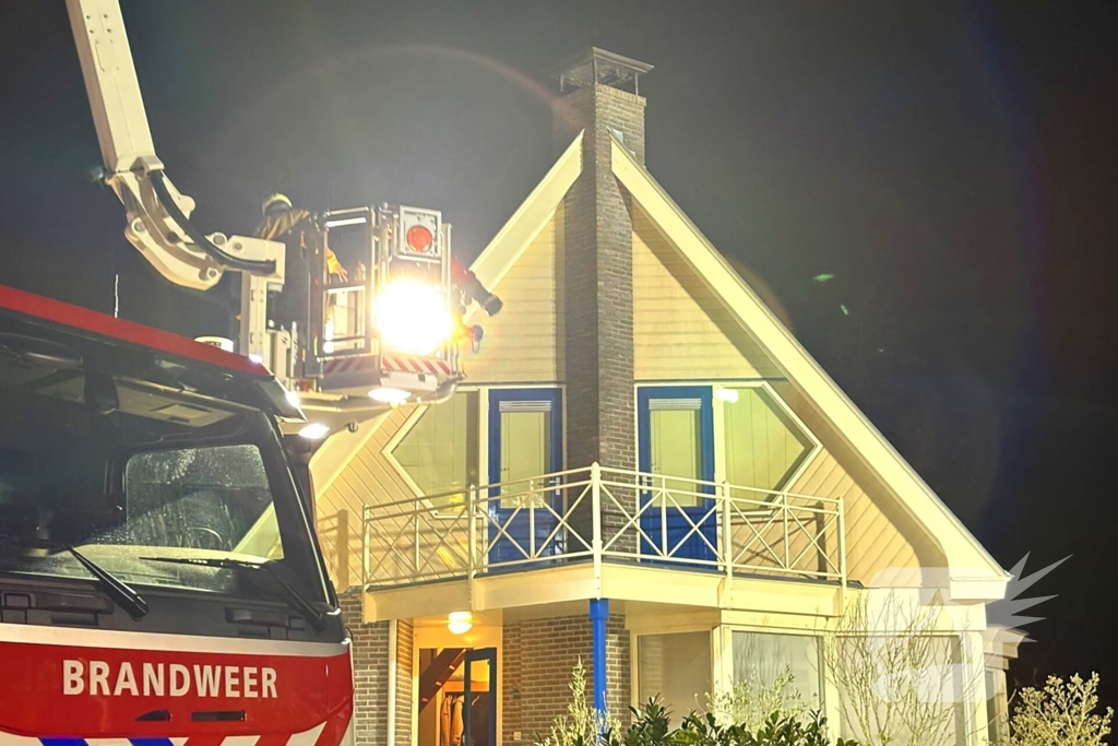 Hoogwerker gaat kapot bij schoorsteenbrand