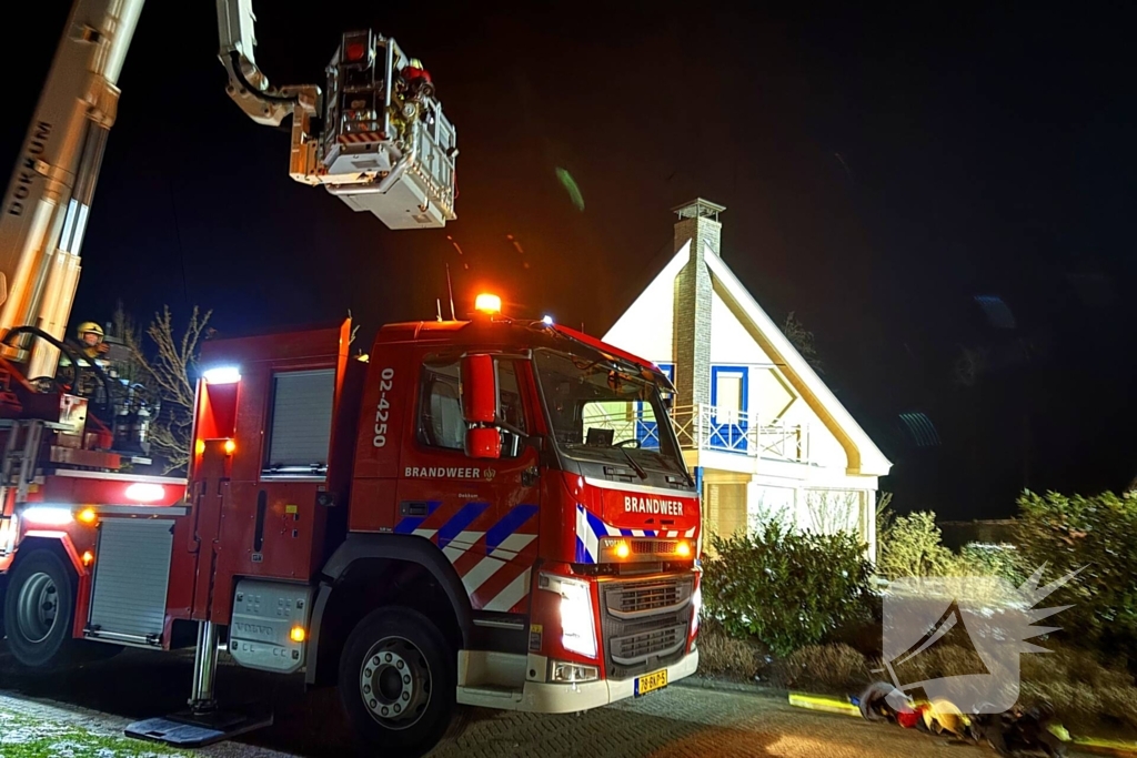 Hoogwerker gaat kapot bij schoorsteenbrand