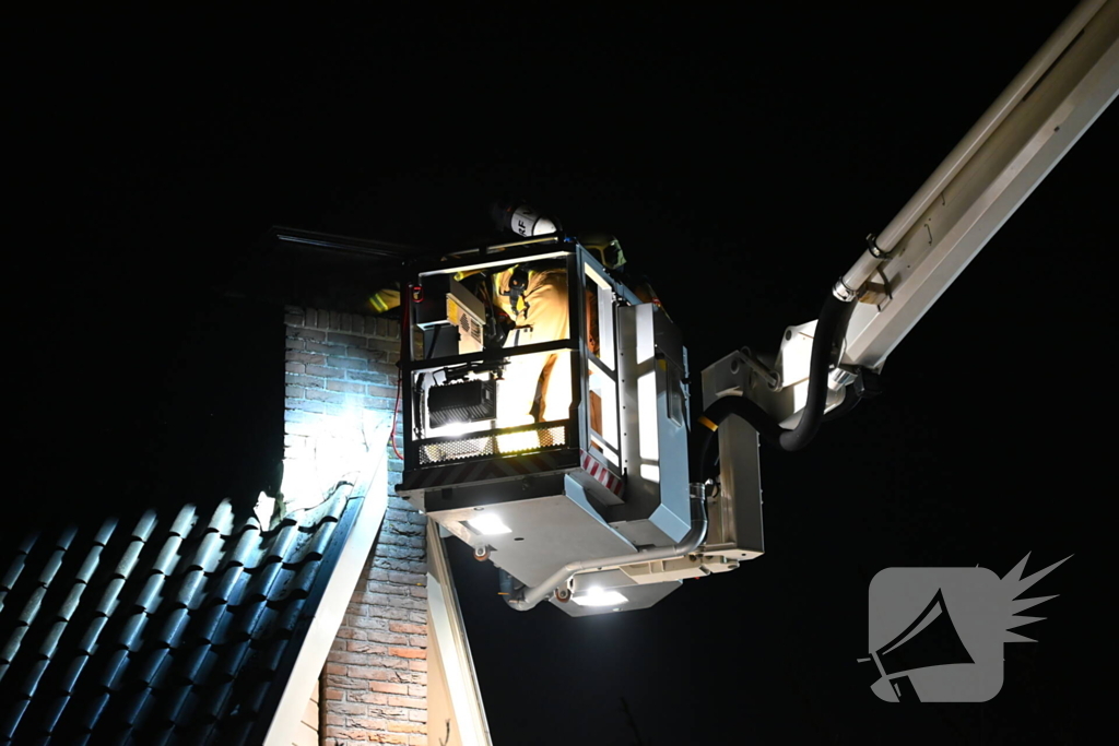 Hoogwerker gaat kapot bij schoorsteenbrand