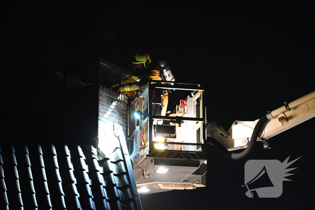 Hoogwerker gaat kapot bij schoorsteenbrand