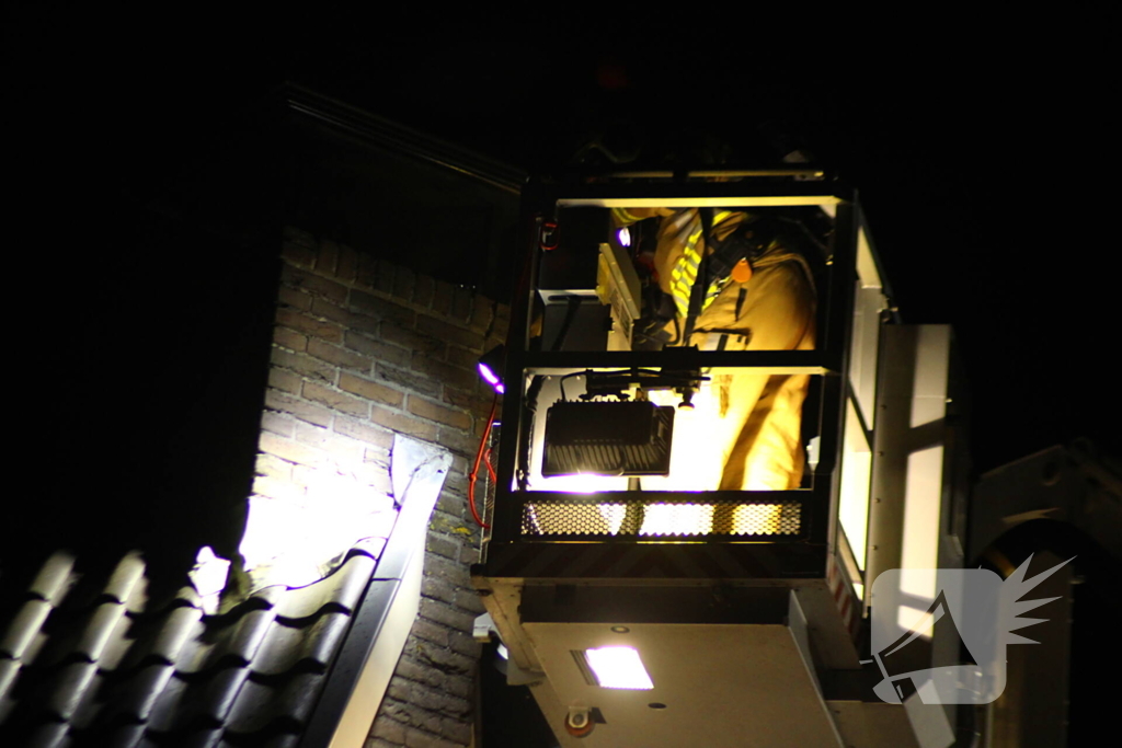 Hoogwerker gaat kapot bij schoorsteenbrand