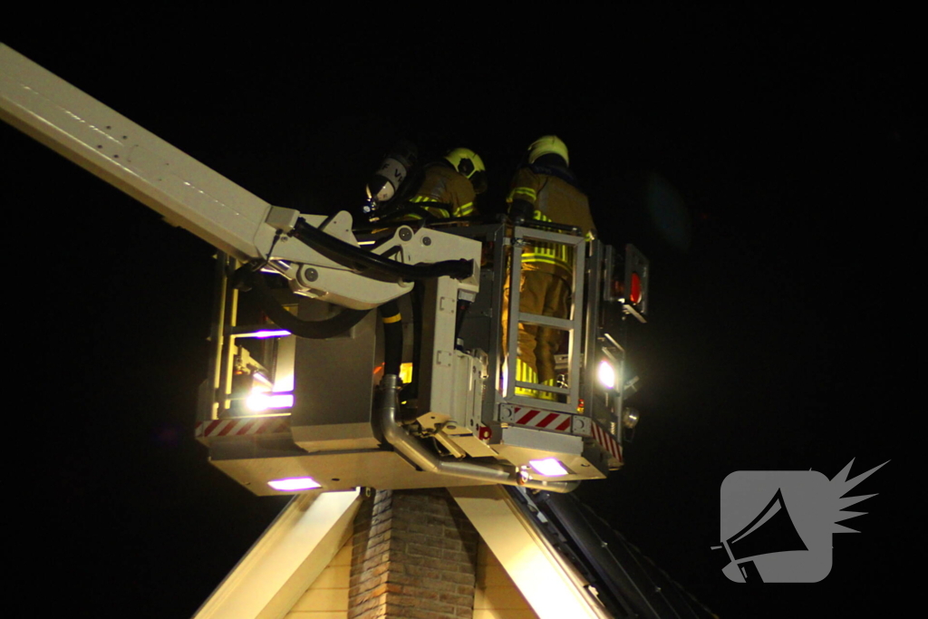 Hoogwerker gaat kapot bij schoorsteenbrand