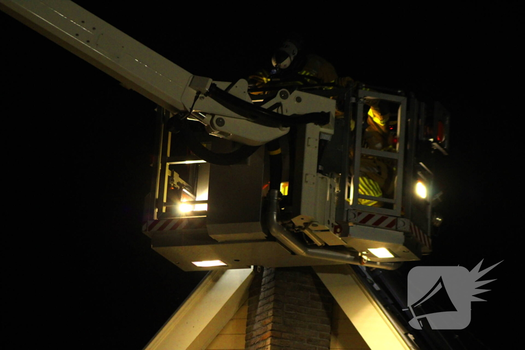 Hoogwerker gaat kapot bij schoorsteenbrand