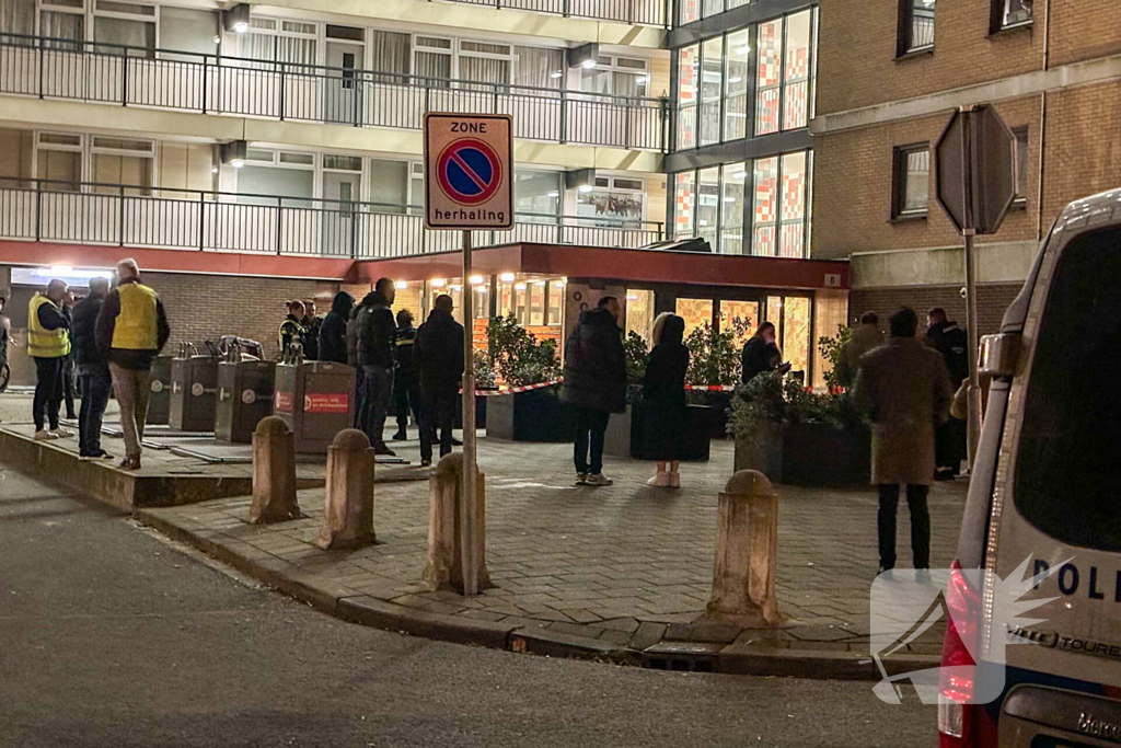Explosie bij entree flatgebouw