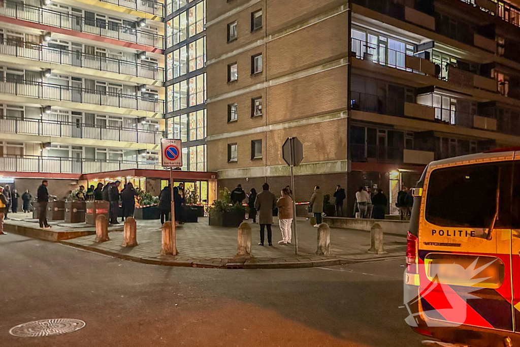 Explosie bij entree flatgebouw