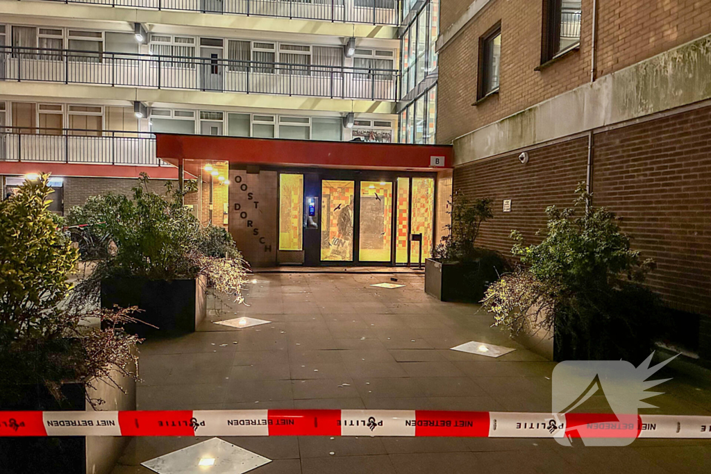 Explosie bij entree flatgebouw