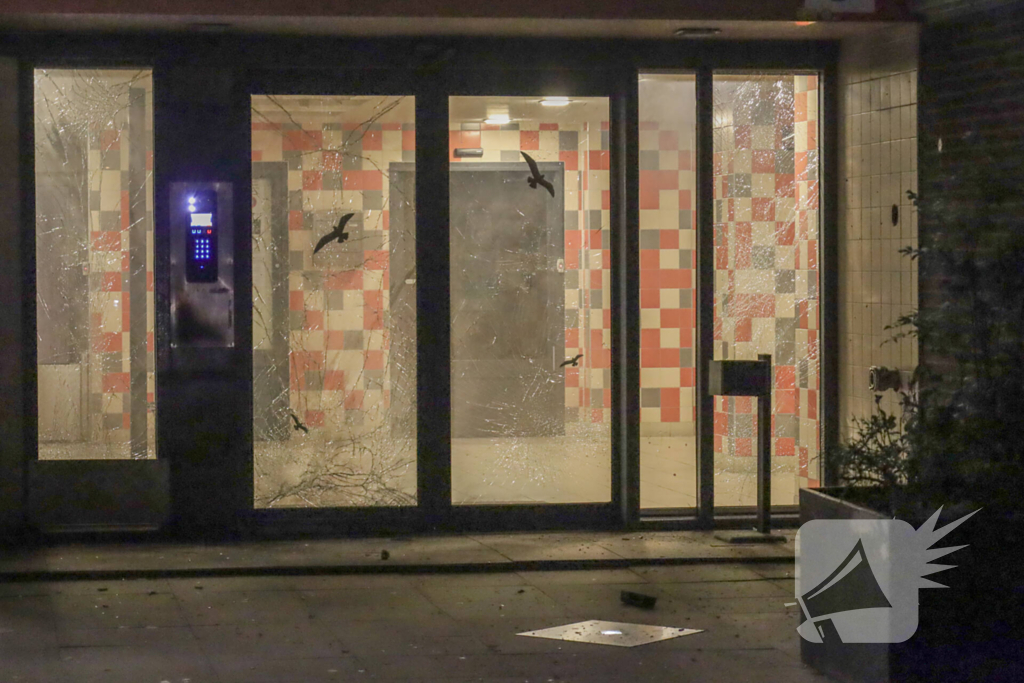 Explosie bij entree flatgebouw