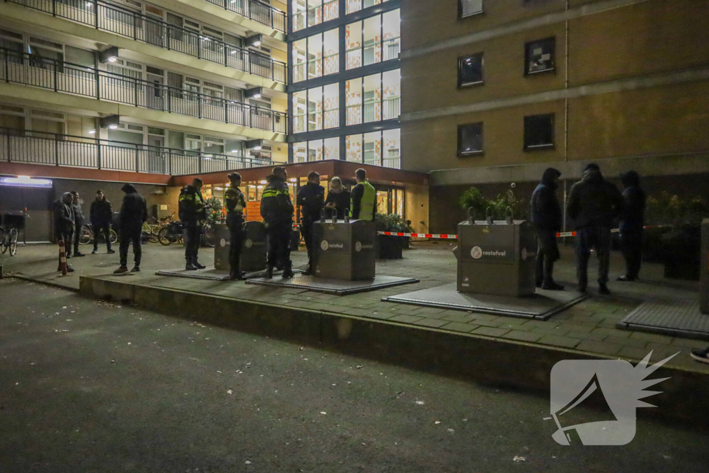 Explosie bij entree flatgebouw