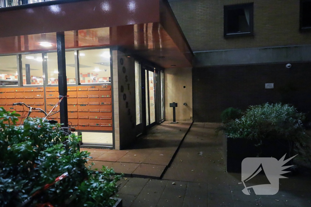 Explosie bij entree flatgebouw