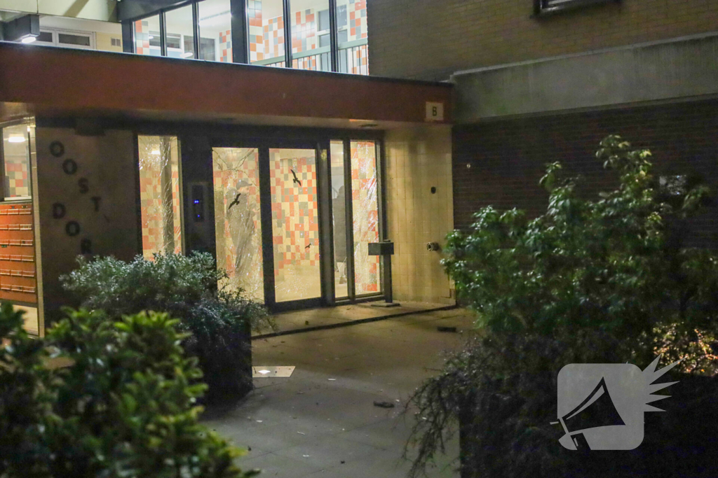 Explosie bij entree flatgebouw