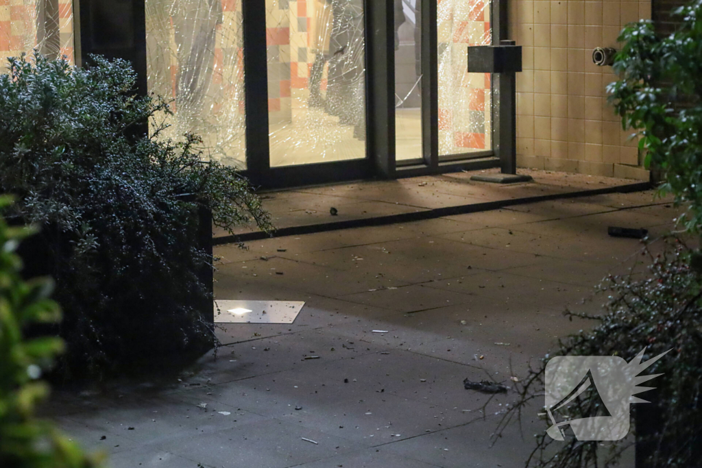Explosie bij entree flatgebouw