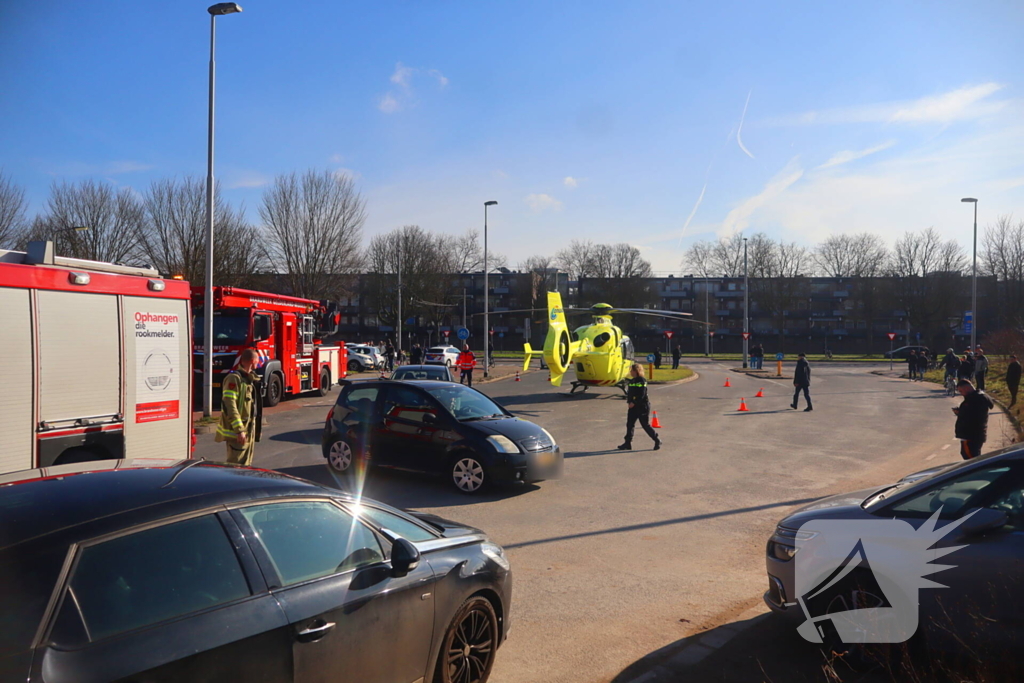 Traumahelikopter landt midden op de weg