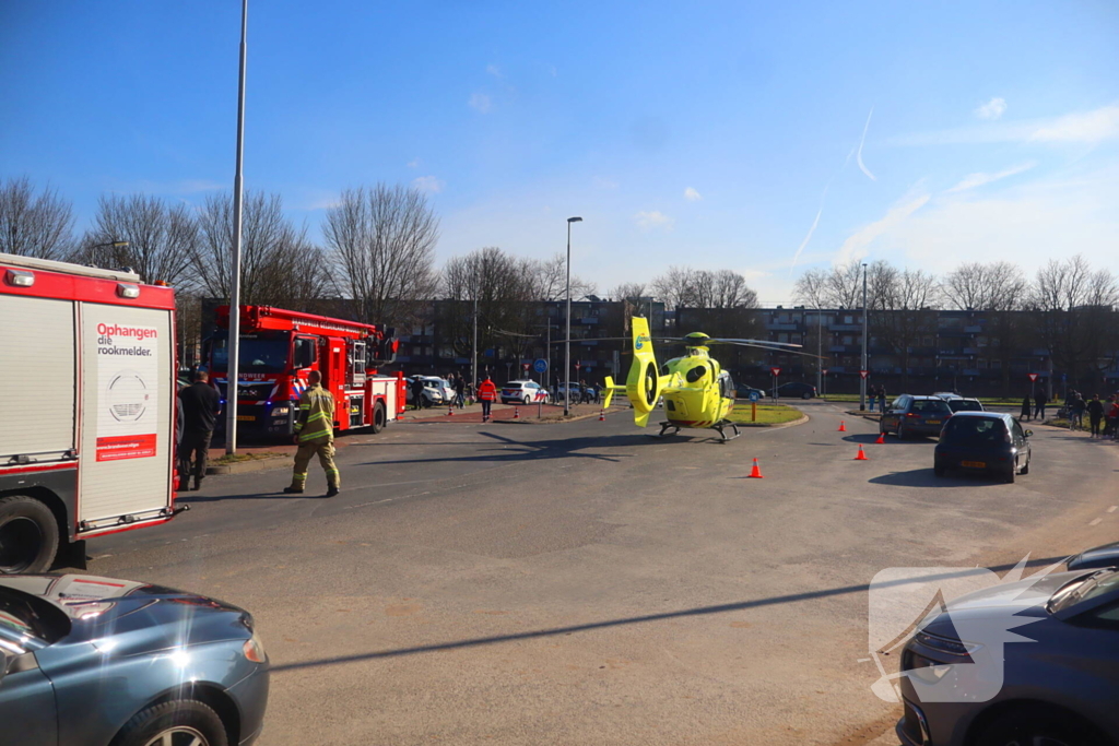 Traumahelikopter landt midden op de weg