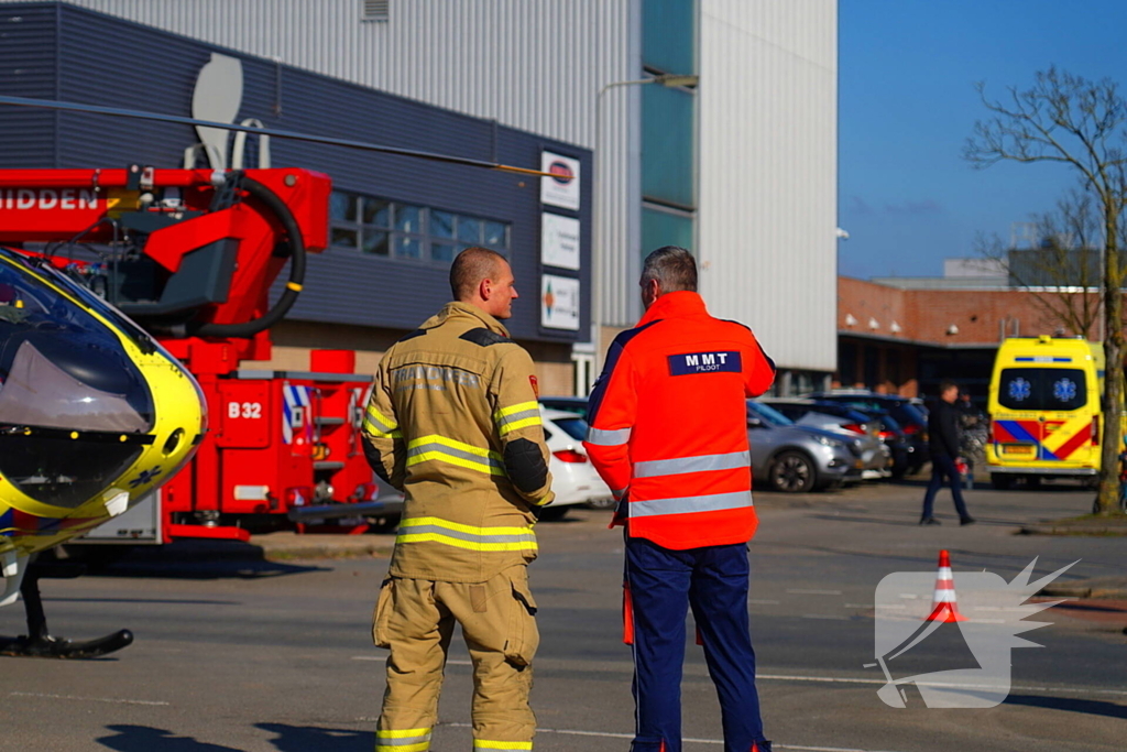 Traumahelikopter landt midden op de weg