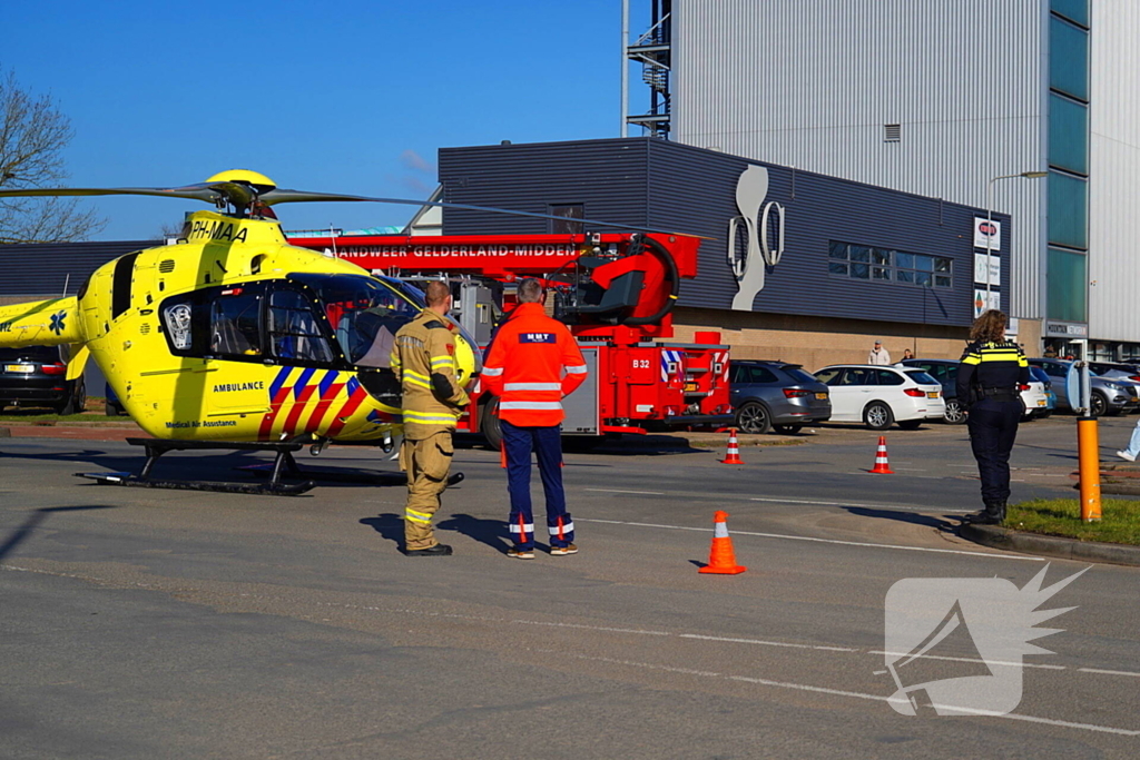 Traumahelikopter landt midden op de weg