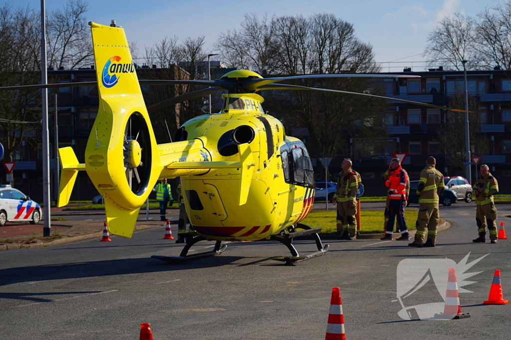 Traumahelikopter landt midden op de weg
