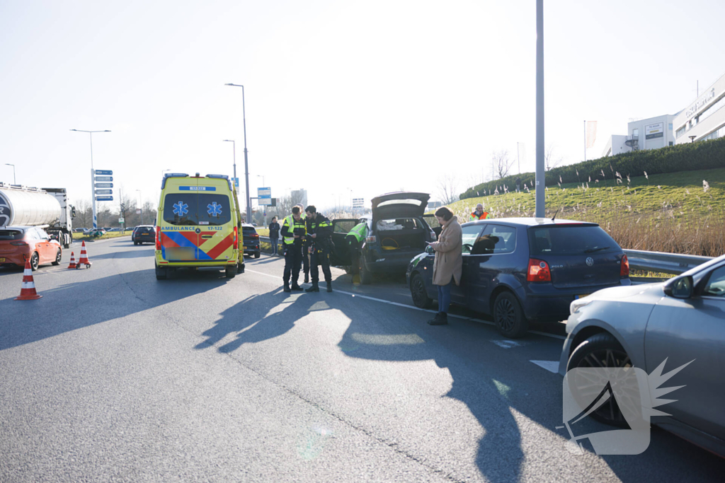 Automobilist klapt op vangrail